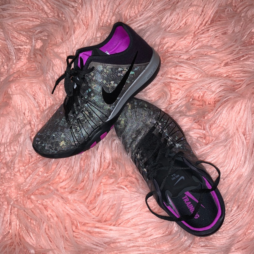 Tennis shoes